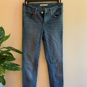 blue levi’s skinny jeans